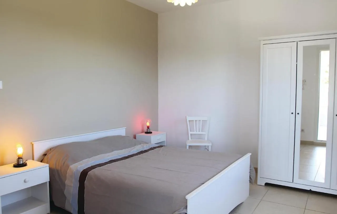 Semesterbostad 4 Bedroom Awesome Home In Apt Frankrike