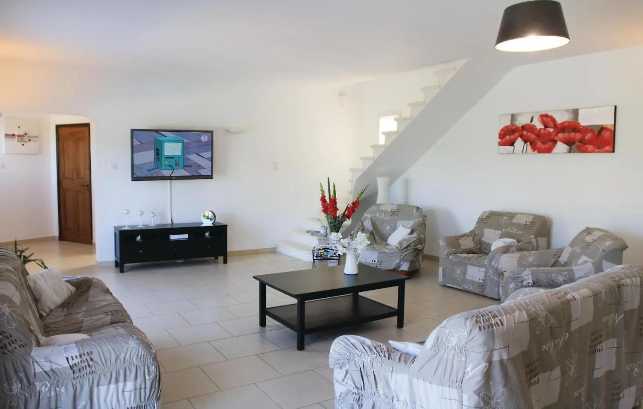 4 Bedroom Awesome Home In Apt