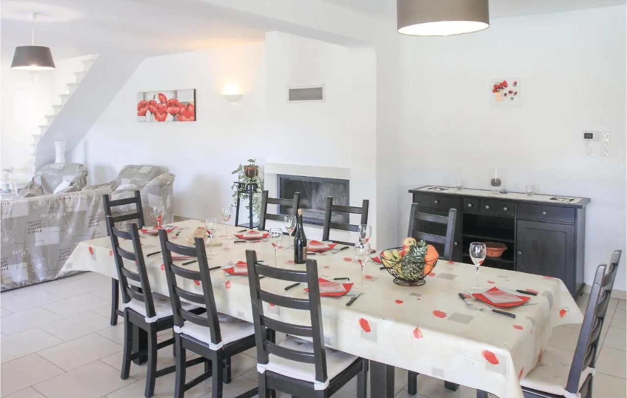 4 Bedroom Awesome Home In Apt Holiday home